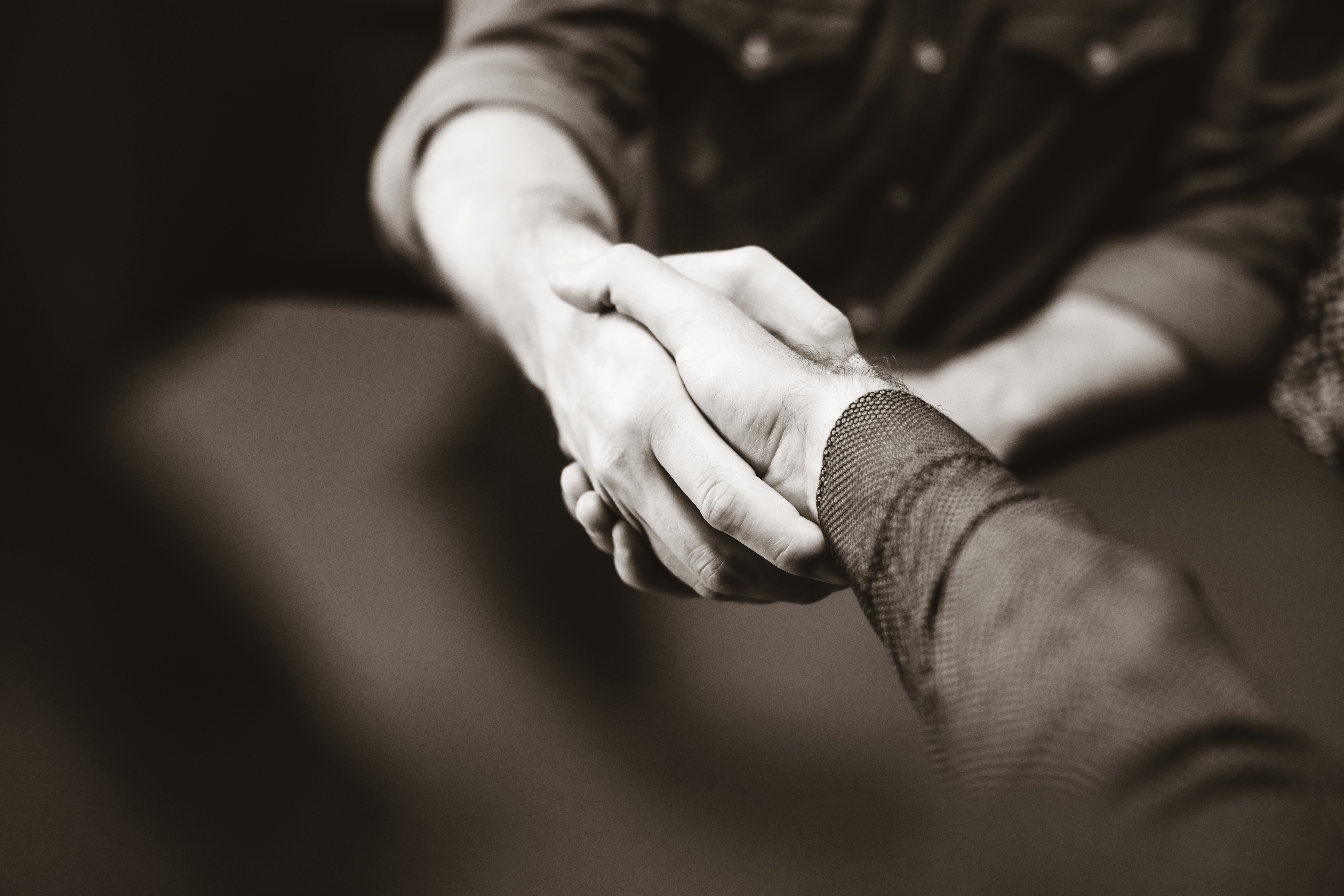 Beratungsgespräch Küchenkauf Handschlag