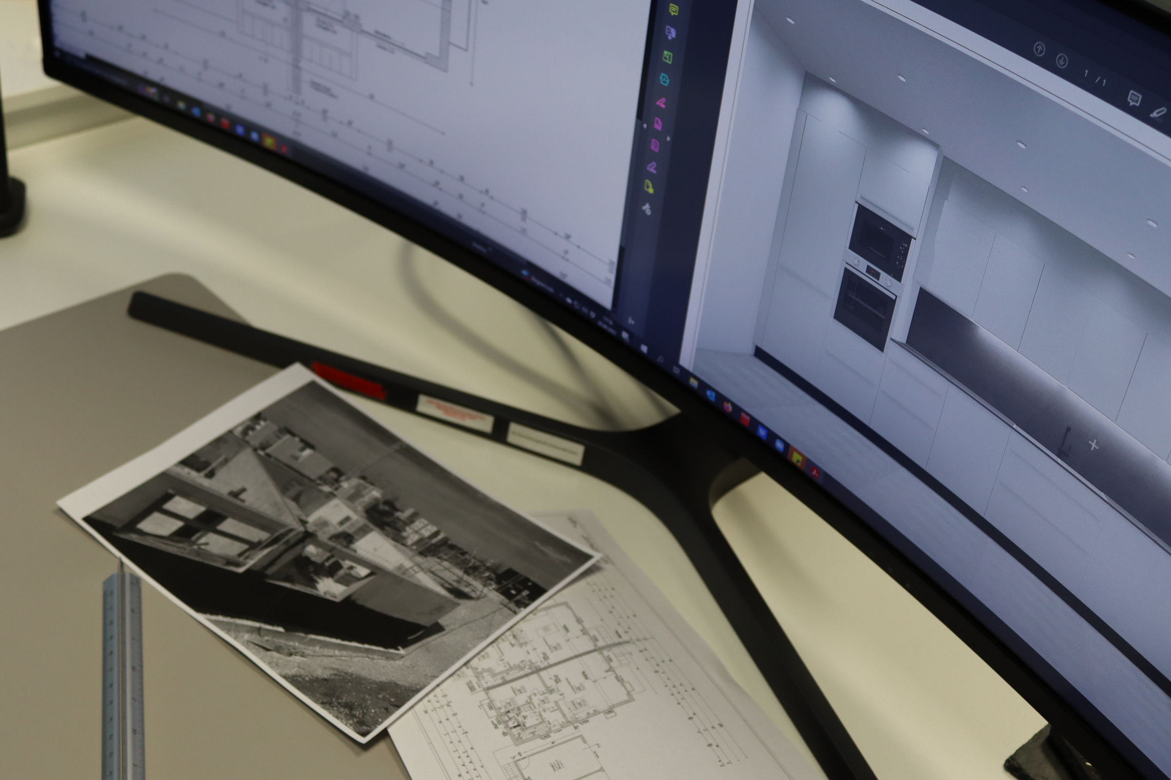 Detail Planungssoftware auf Monitor und Planungsskizzen