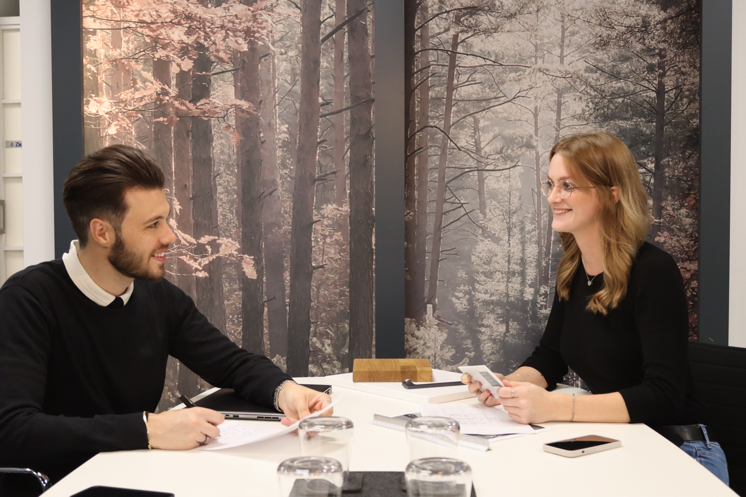 Daniel Grünwald und Yara Köhn im Planungsgespräch