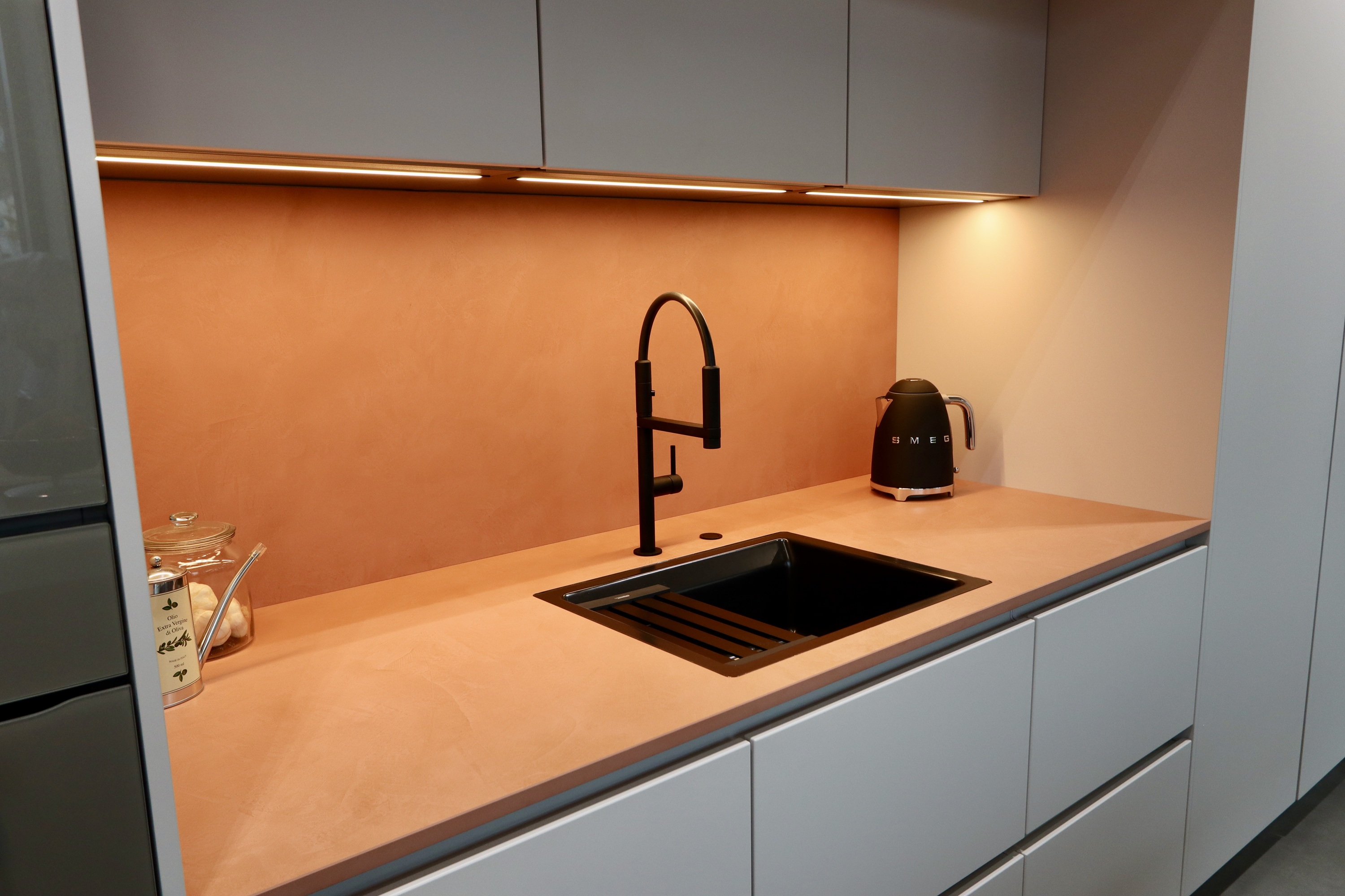 Dekton Umber und Systemceram Keradomo Becken in der Farbe Nigra in einer Häcker Systemat Küche von Daniel Grünwald bei Grünwald Küchen Design in Hohenbrunn