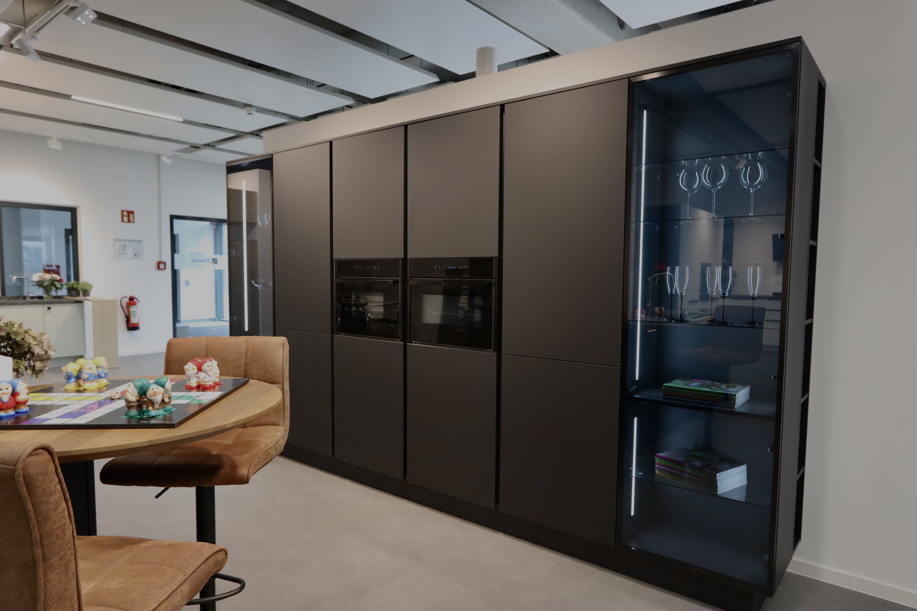 Vitrinenschränke in einer Hochschrankzeile