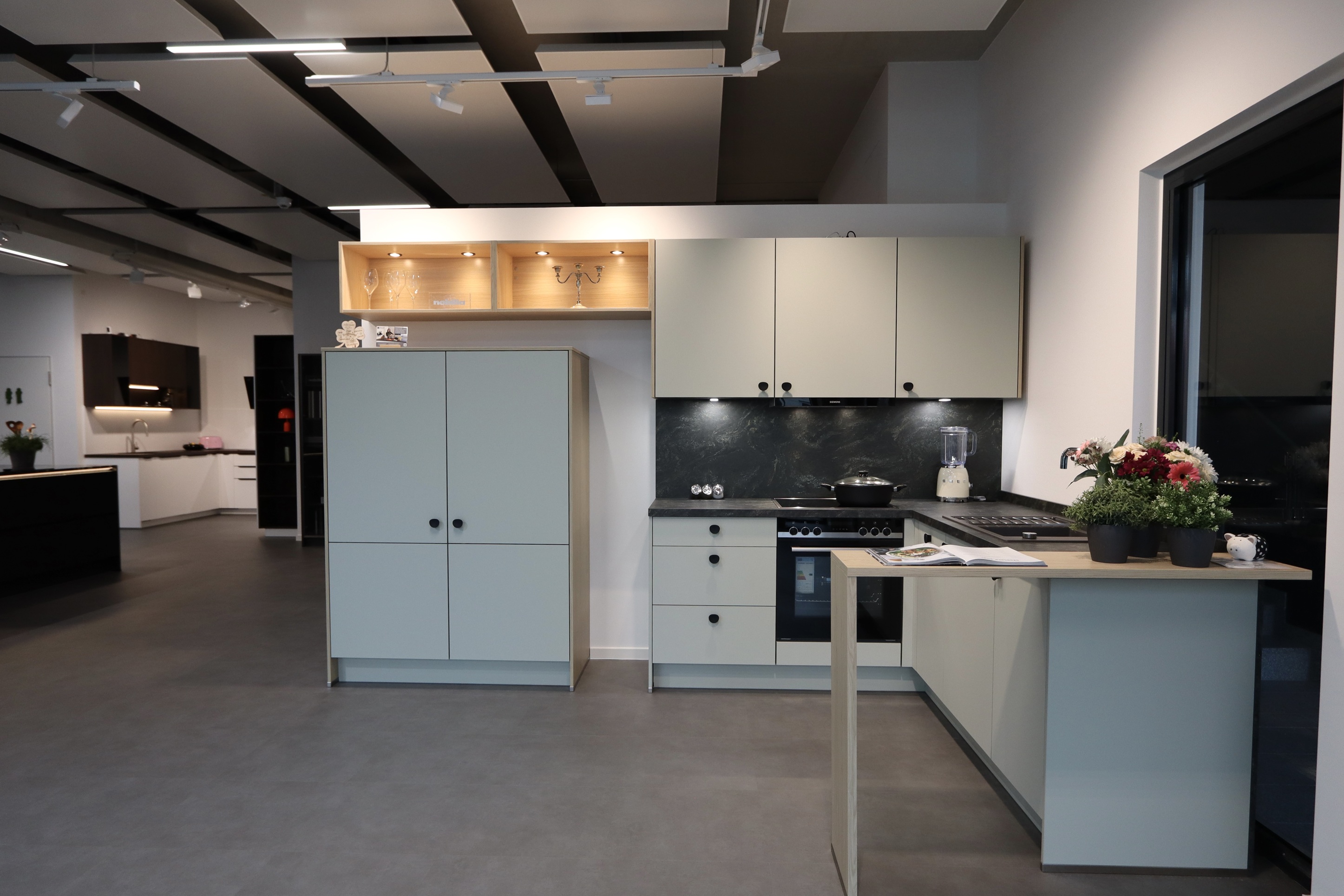 Nobilia Küche in einer frischen Farbausführung, kombiniert mit Siemens Einbaugeräten bei Grünwald Küchen Design GmbH