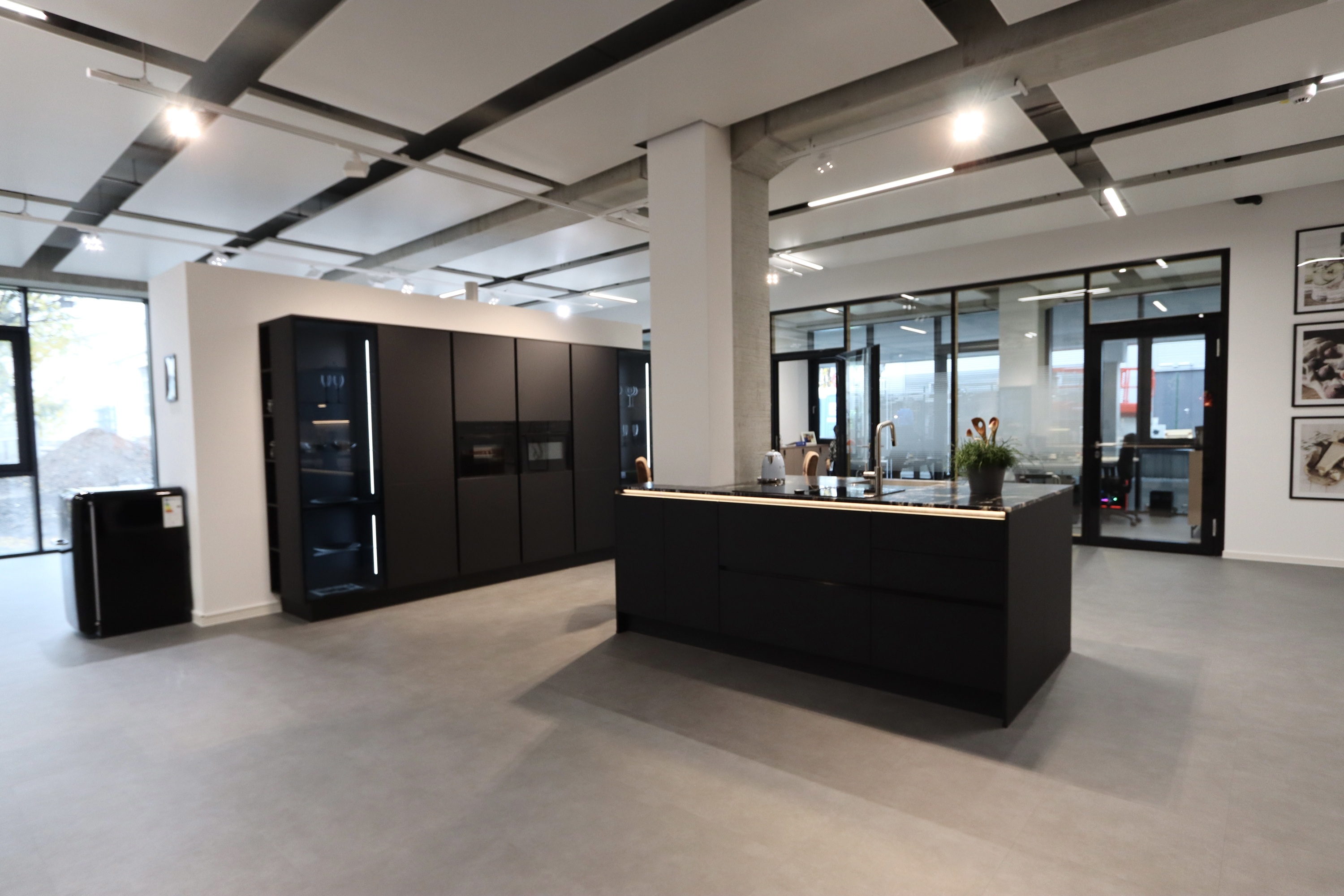 Häcker Concept130 Einbauküche in Grifflos-Design Schwarz kombiniert mit einem schönen Naturstein "Black Cosmic" und Neff Collection Geräten