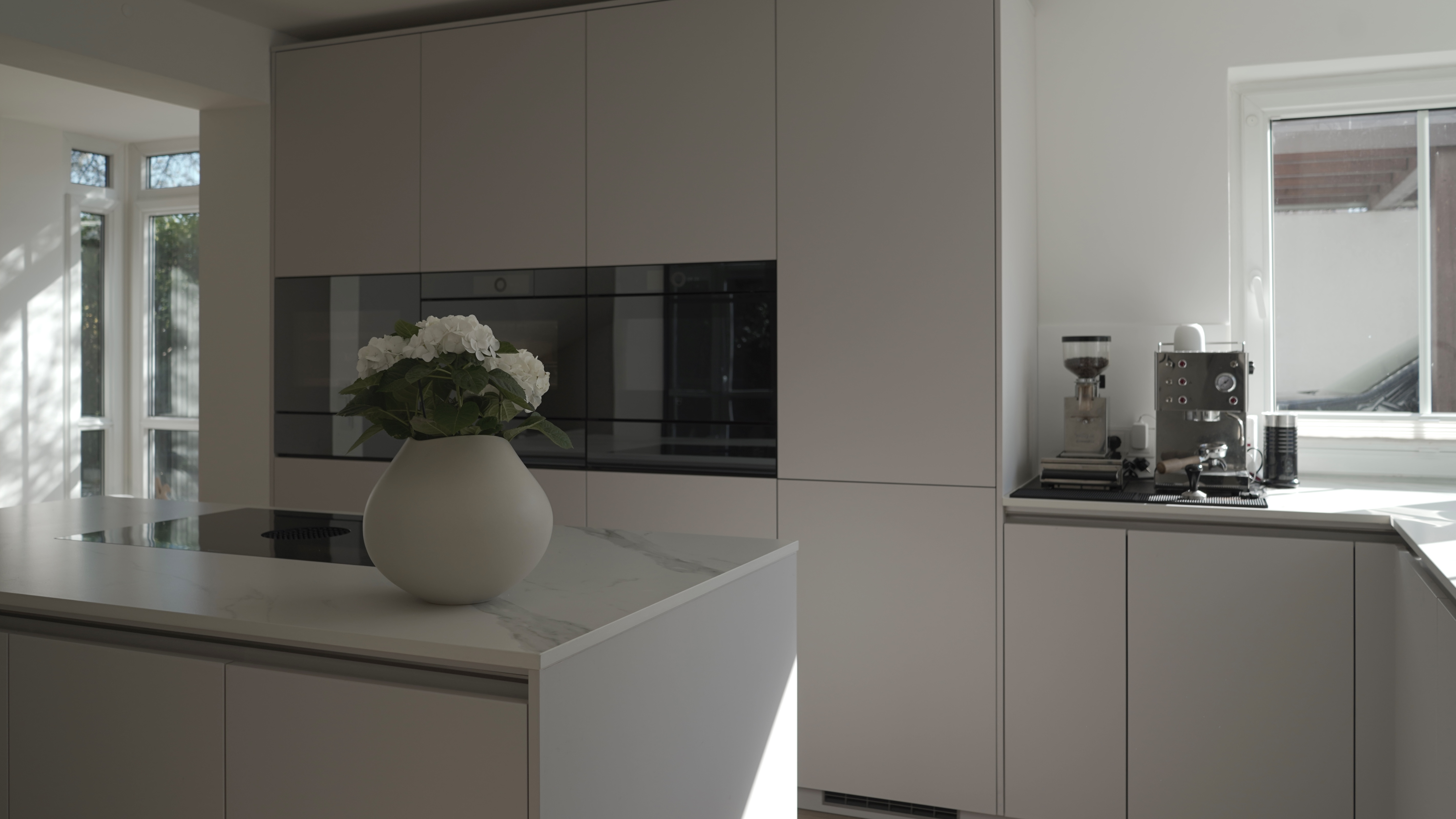 Grifflose Küche, Küchendesign, Küchenstudio Hohenbrunn
