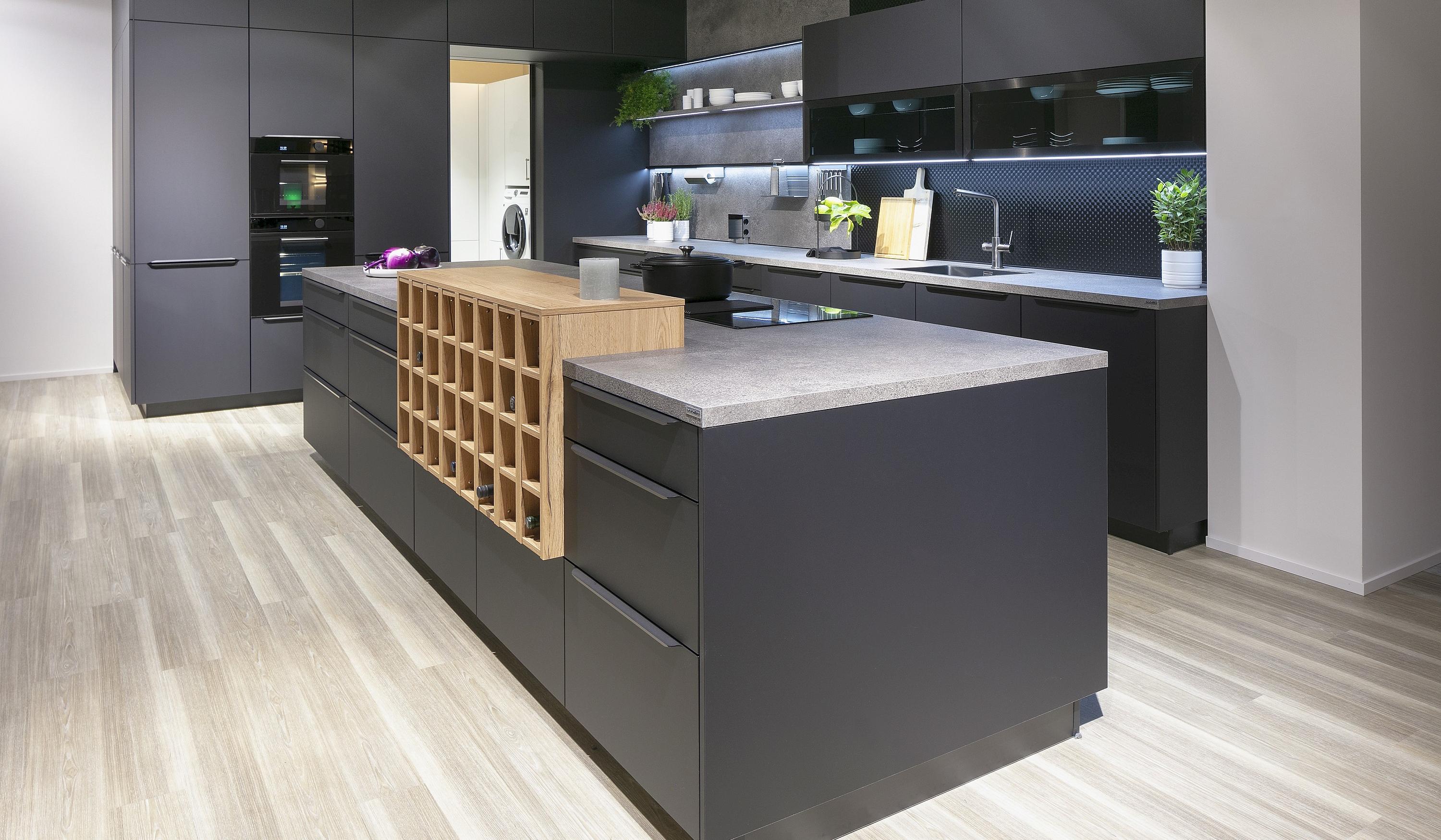 Massivholz-Weinregal in einer grauen Kücheninsel