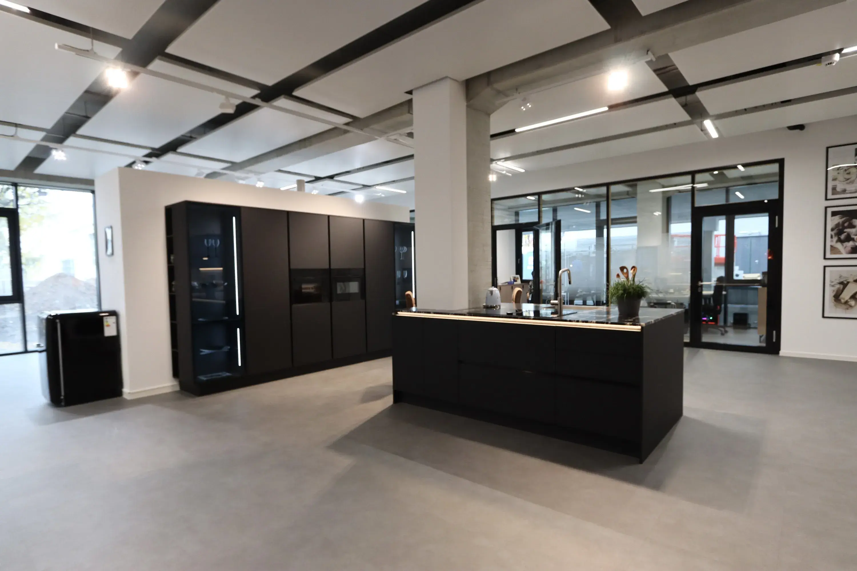 Häcker Concept130 Einbauküche in Grifflos-Design Schwarz kombiniert mit einem schönen Naturstein "Black Cosmic" und Neff Collection Geräten