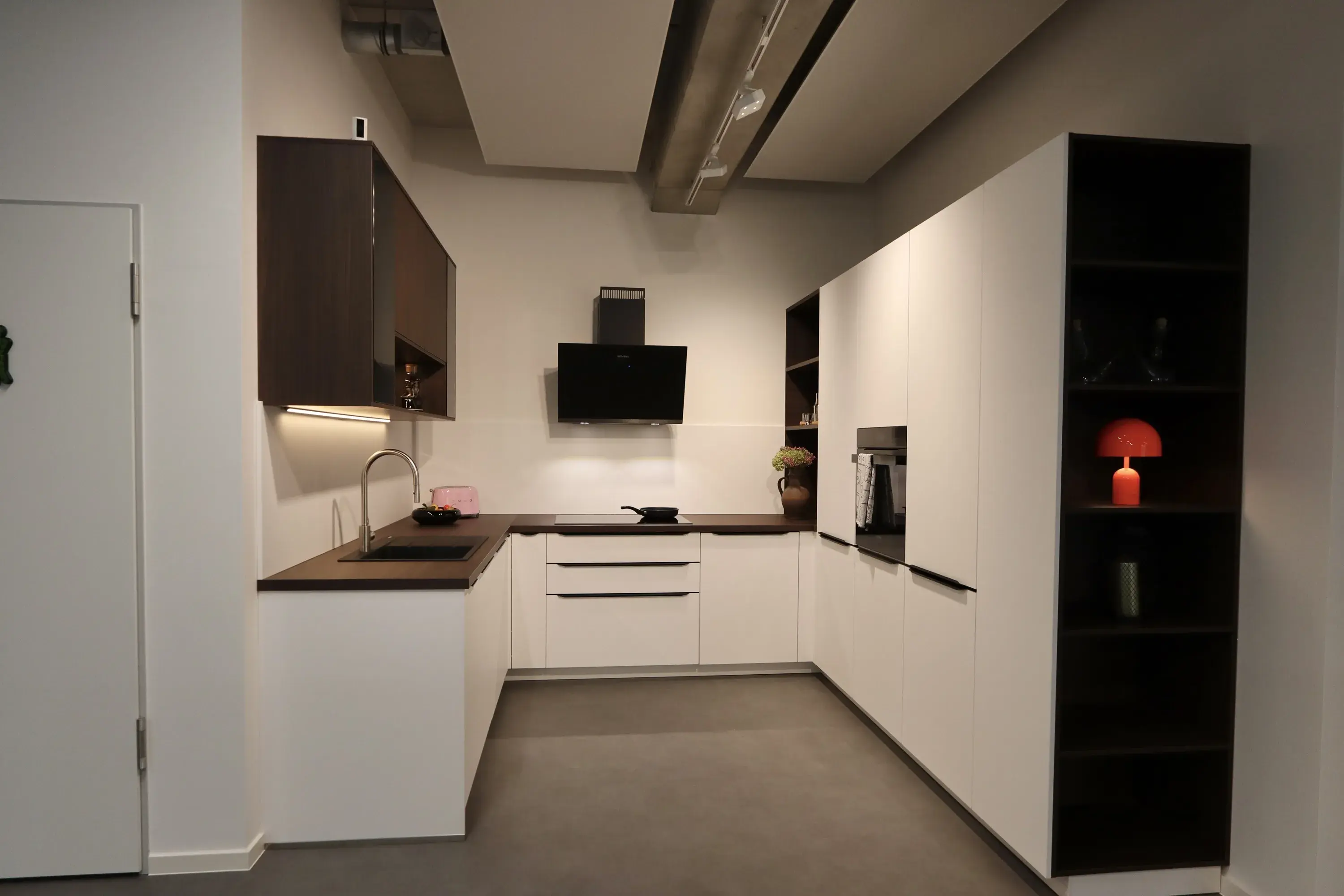 Nobilia Einbauküche mit weiß matten Lackfronten, kombiniert mit Nussbaum-Dekor und Siemens Studio-Line Geräten